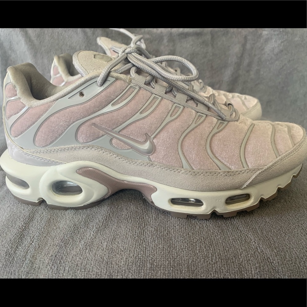 Nike Womens Air Max Plus Lx Velvet Sneakers